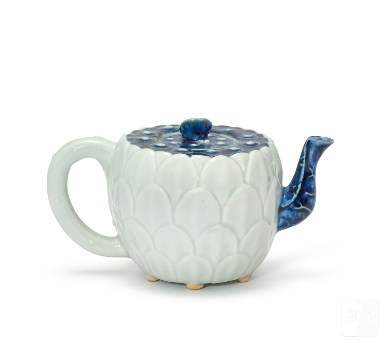 A blue and white 'lotus' teapot, Qing dynasty, 18th century | 清十八世紀 青花蓮藕紋茶壺 - 图2